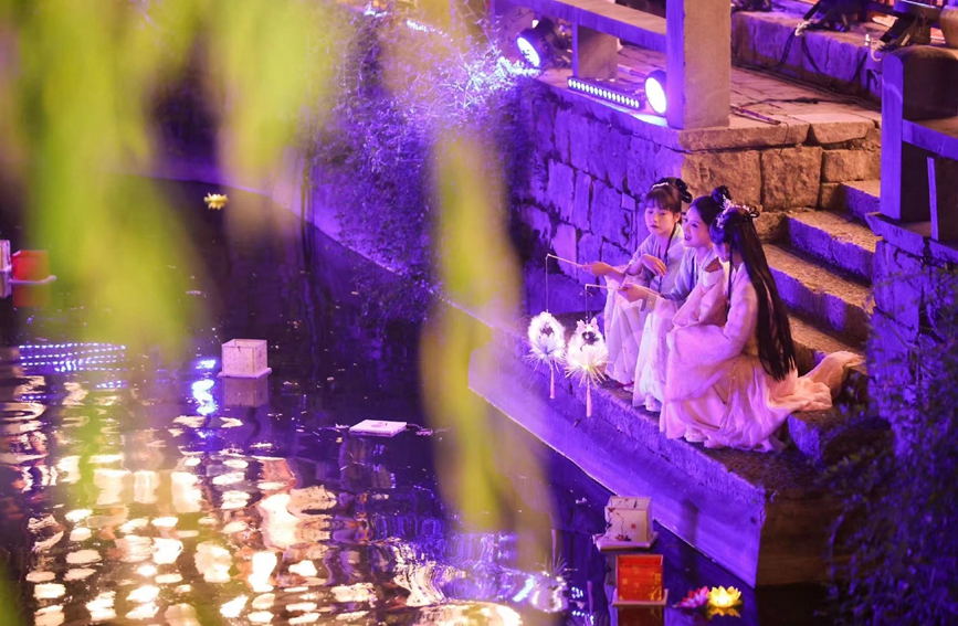 橫店在夜游經濟的打造上也充滿了影視主題氛圍。橫店影視城供圖