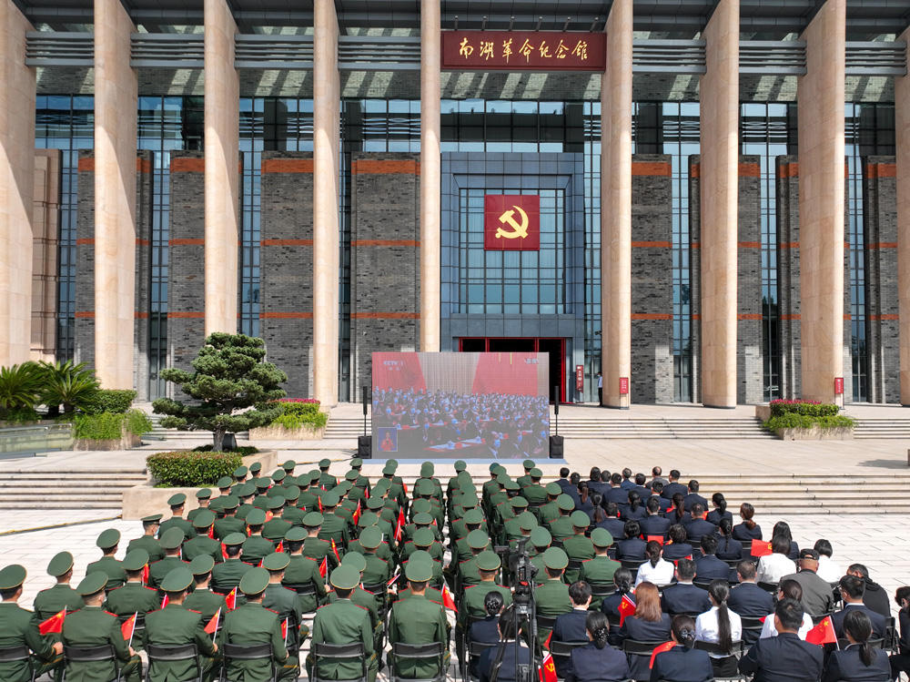 10月16日10時，嘉興南湖畔、紅船旁，武警浙江總隊嘉興支隊組織百余名官兵，齊聚南湖革命紀念館，收看黨的二十大盛況。劉忠旭攝