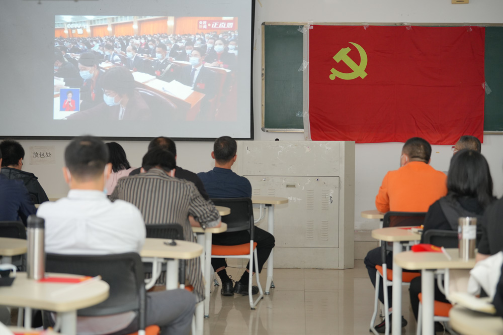 浙江工貿職業技術學院組織黨員干部收看黨的二十大開幕會直播。浙江工貿職業技術學院供圖