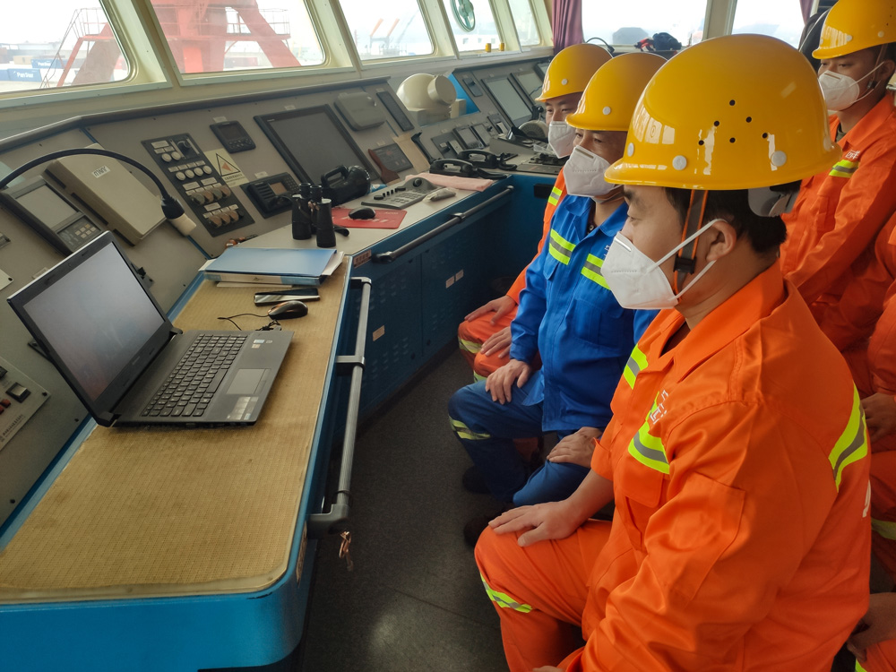 舟山市普陀區蝦峙鎮遠洋漁業黨總支部組織各遠洋船觀看黨的二十大直播，圖為寧泰冷5船船員觀看直播。翁錢軍攝