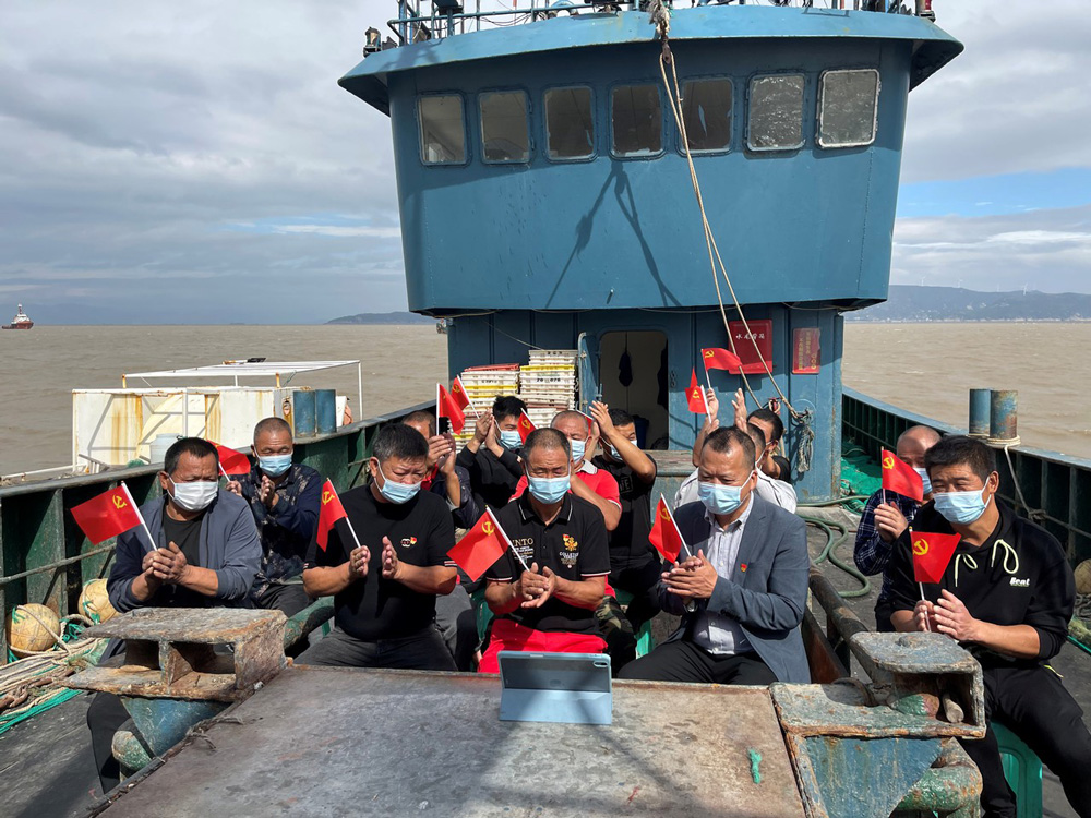 在溫州市洞頭區離島鄉鎮鹿西鄉，漁民們滿懷喜悅和期待，收聽收看黨的二十大開幕會直播。陳蓓蓓攝