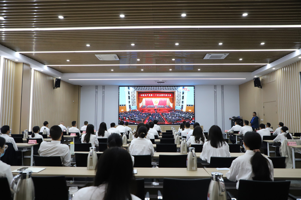 10月16日上午，湖州市南潯區練市鎮組織全體干部職工集中收看黨的二十大開幕會直播盛況。丁詩慧攝