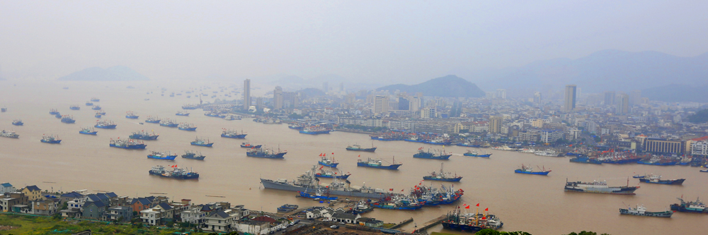 10月17日，在寧波象山石浦魚港，不少漁船歸港避風。謝定會攝