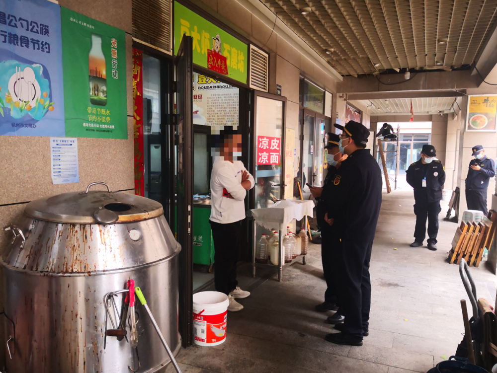 近日，余杭區閑林街道綜合行政執法隊對一餐飲商鋪經營者未將其他垃圾投放至其他垃圾收集容器內的行為開具電子罰單。余杭區綜合行政執法局供圖