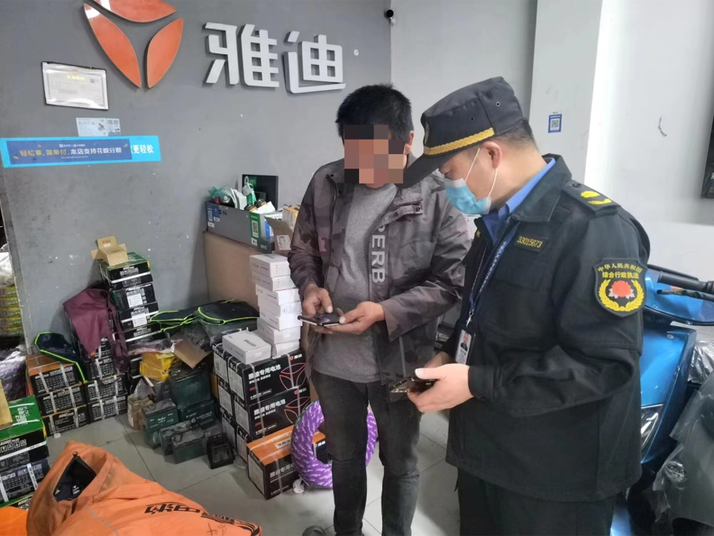 近日，余杭區倉前街道綜合行政執法隊對一起經營者擅自超出門窗進行店外經營、作業或者展示商品的行為開具電子罰單。余杭區綜合行政執法局供圖