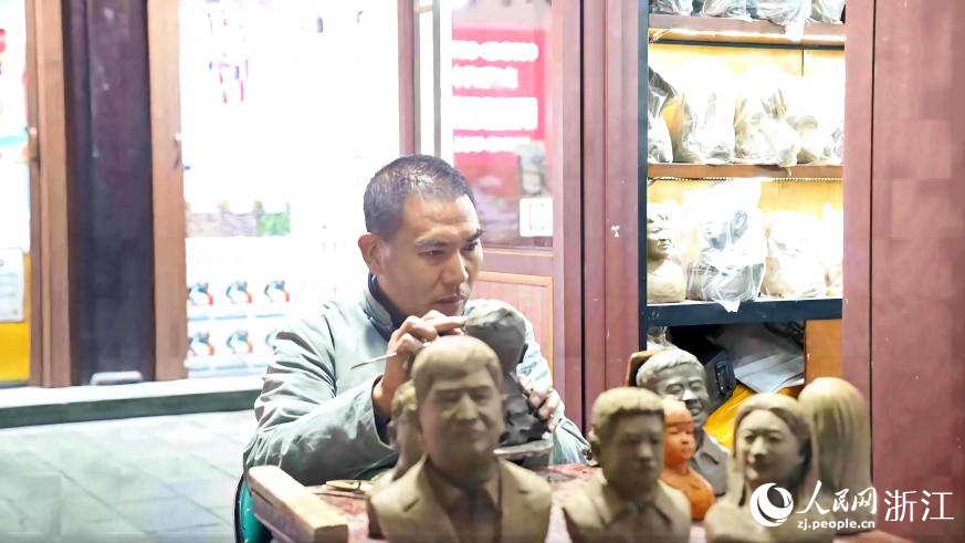 “泥人徐”正在塑泥像。人民網 陳陸洵攝
