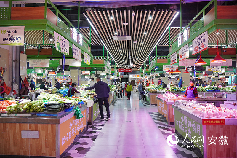 改造后的菜市場越來越“年輕化”。人民網 陳若天攝