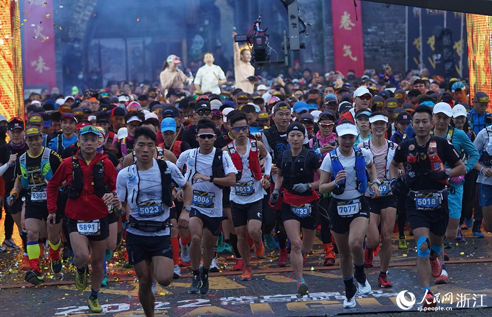 2022柴古唐斯括蒼越野賽在臺州臨海開跑。人民網 章勇濤攝