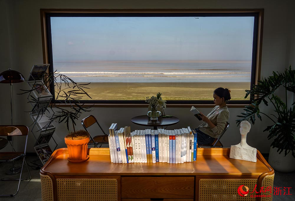 11月10日，聞風書店吸引游客前來閱讀打卡。人民網 章勇濤攝