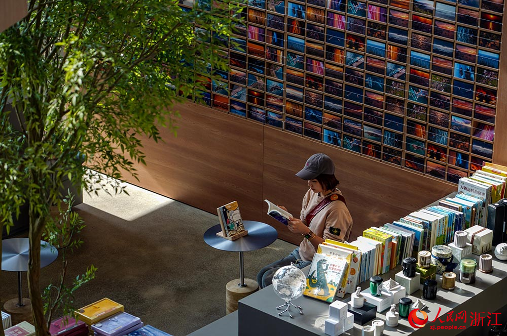 11月10日，聞風書店吸引游客前來閱讀打卡。人民網 章勇濤攝