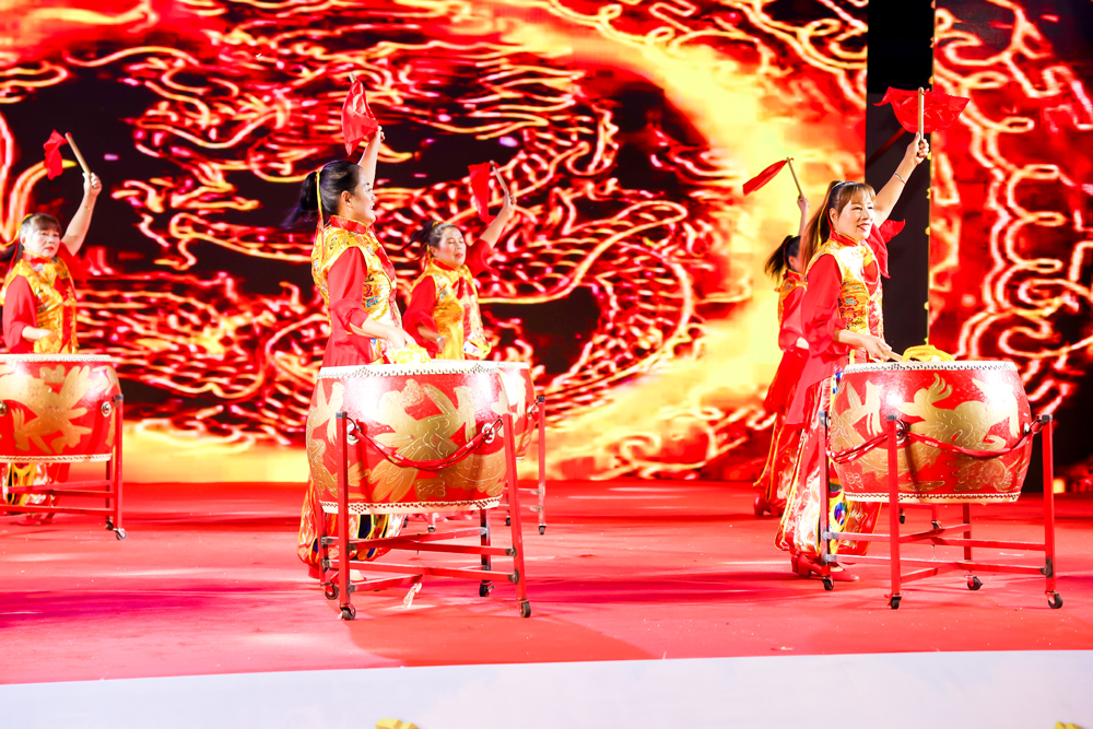 霞泉村威風鑼鼓隊的表演熱情洋溢又振奮人心。周俐燁攝