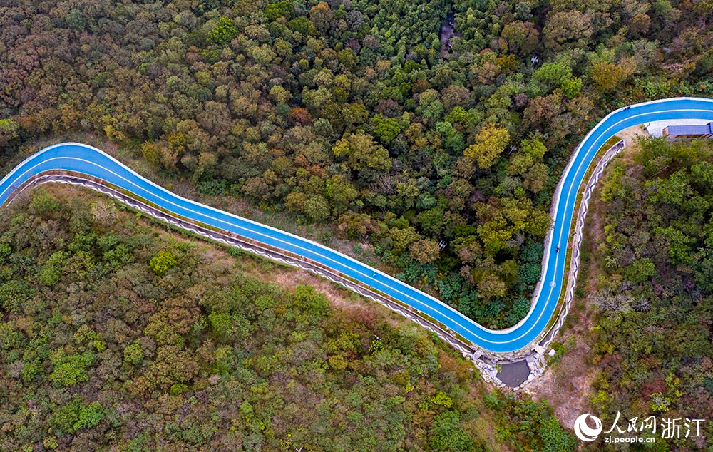 從空中俯瞰，東海云廊綠道如一條精致的玉帶，環繞在蒼翠的山間。人民網 章勇濤攝