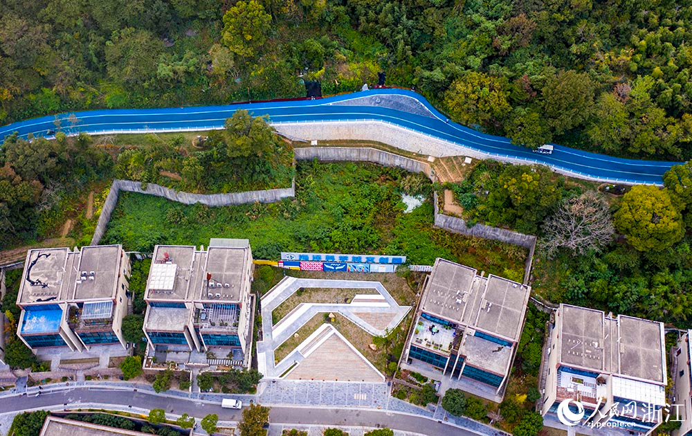 從空中俯瞰，東海云廊綠道如一條精致的玉帶，環繞在蒼翠的山間。人民網 章勇濤攝