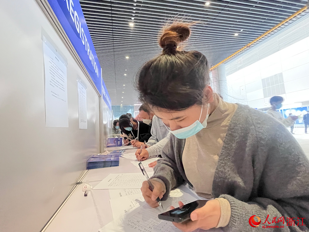 參觀者登記信息進場看展。人民網記者 張麗瑋攝