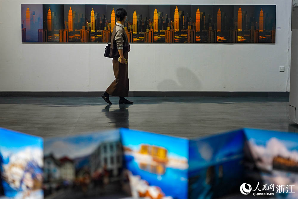 觀眾在麗水美術館觀看“世界之城”全球攝影主題聯展。人民網 章勇濤攝