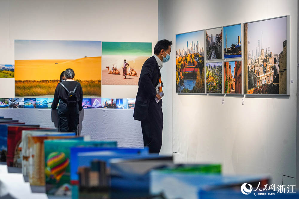 觀眾在麗水美術館觀看“世界之城”全球攝影主題聯展。人民網 章勇濤攝