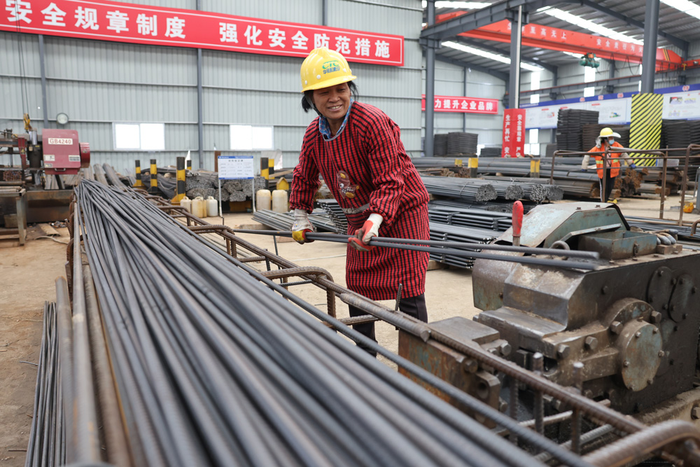 女工李本妍正在從事鋼筋切斷的工作。余杭交通運輸局供圖