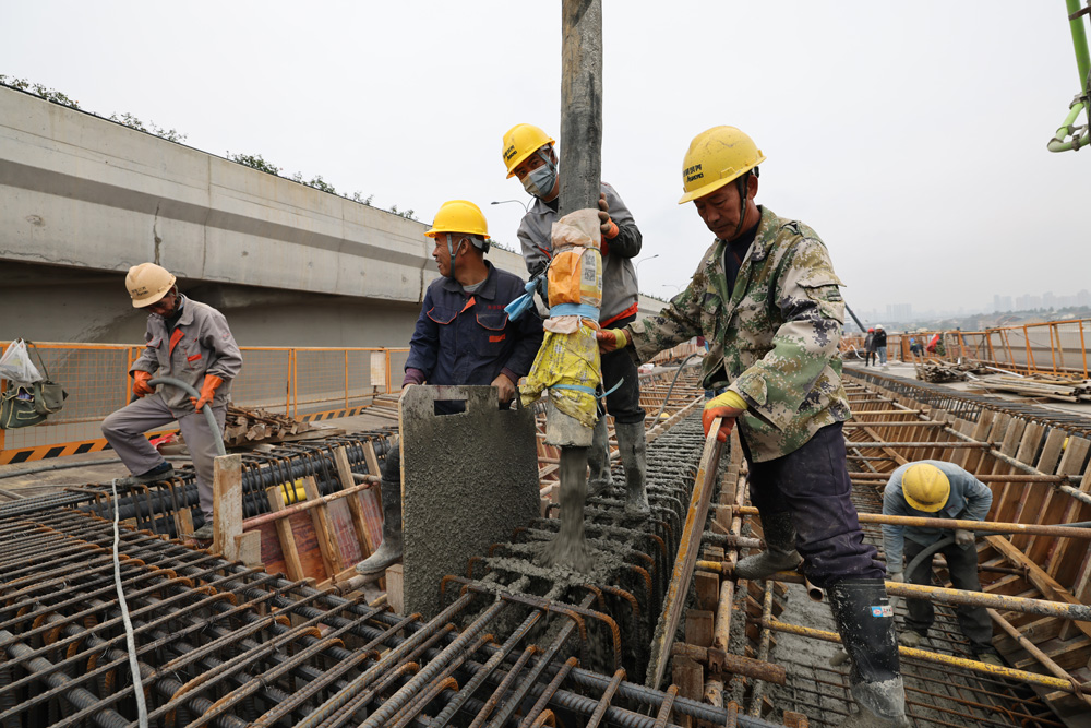 徐佩慶帶領鋼筋工小組正在進行現澆箱梁底板澆筑。余杭交通運輸局供圖