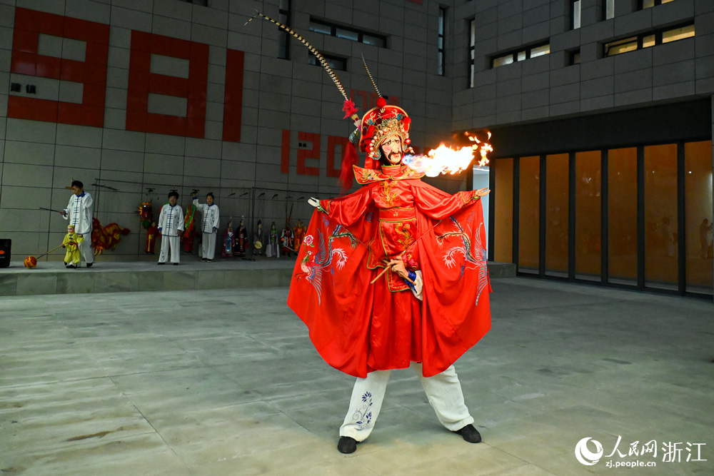 會噴火的川劇變臉。人民網 葉賓得攝