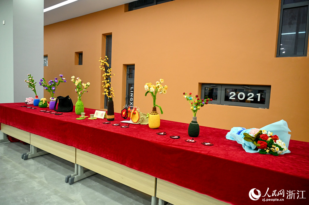 鉤繡技藝制成的各式花束。人民網 葉賓得攝