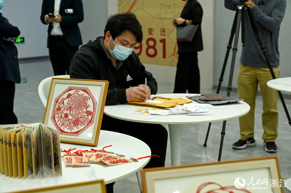 講究細節的雕花剪紙。人民網 葉賓得攝