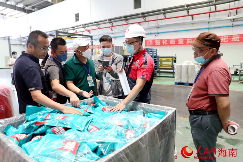 采訪團探訪洋浦東方雨虹建筑材料有限公司。人民網 符武平攝