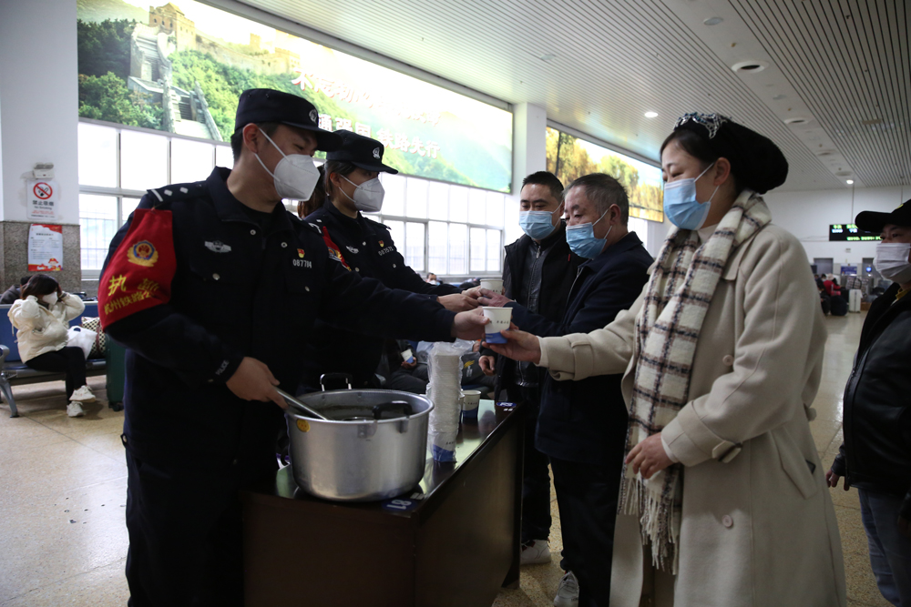 杭州站派出所民警在候車室為旅客送姜茶。陳清攝