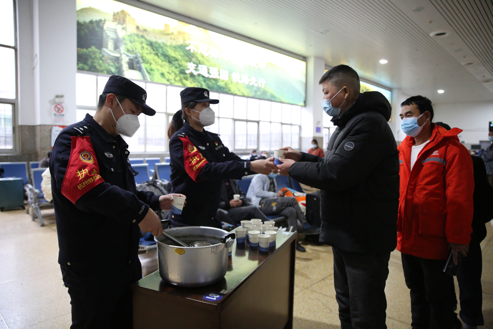 杭州站派出所民警在候車室為旅客送姜茶。陳清攝
