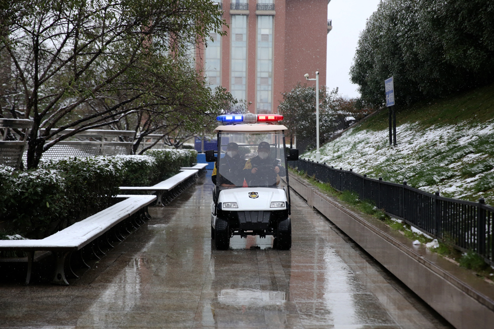 杭州站派出所民警駕駛電瓶車在車站巡邏。陳清攝