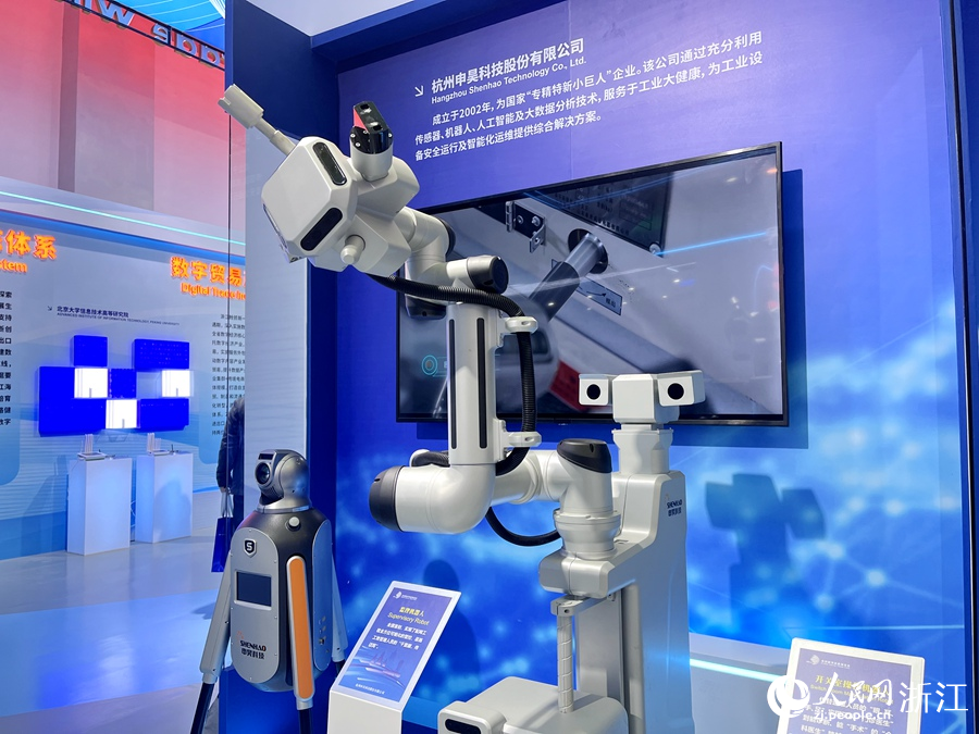 開關室操作機器人展示。人民網 記者張麗瑋攝