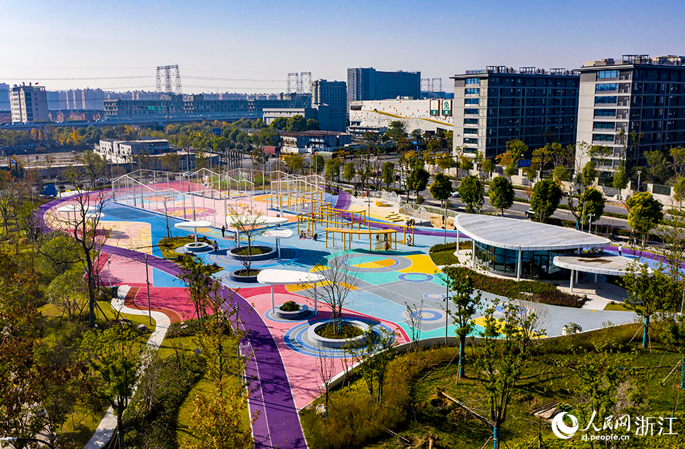 空中俯瞰杭州市臨平區喬司街道豐彩運動公園。人民網 章勇濤攝