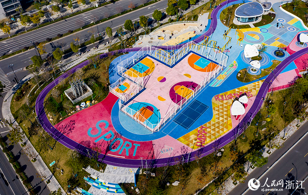 空中俯瞰杭州市臨平區喬司街道豐彩運動公園。人民網 章勇濤攝