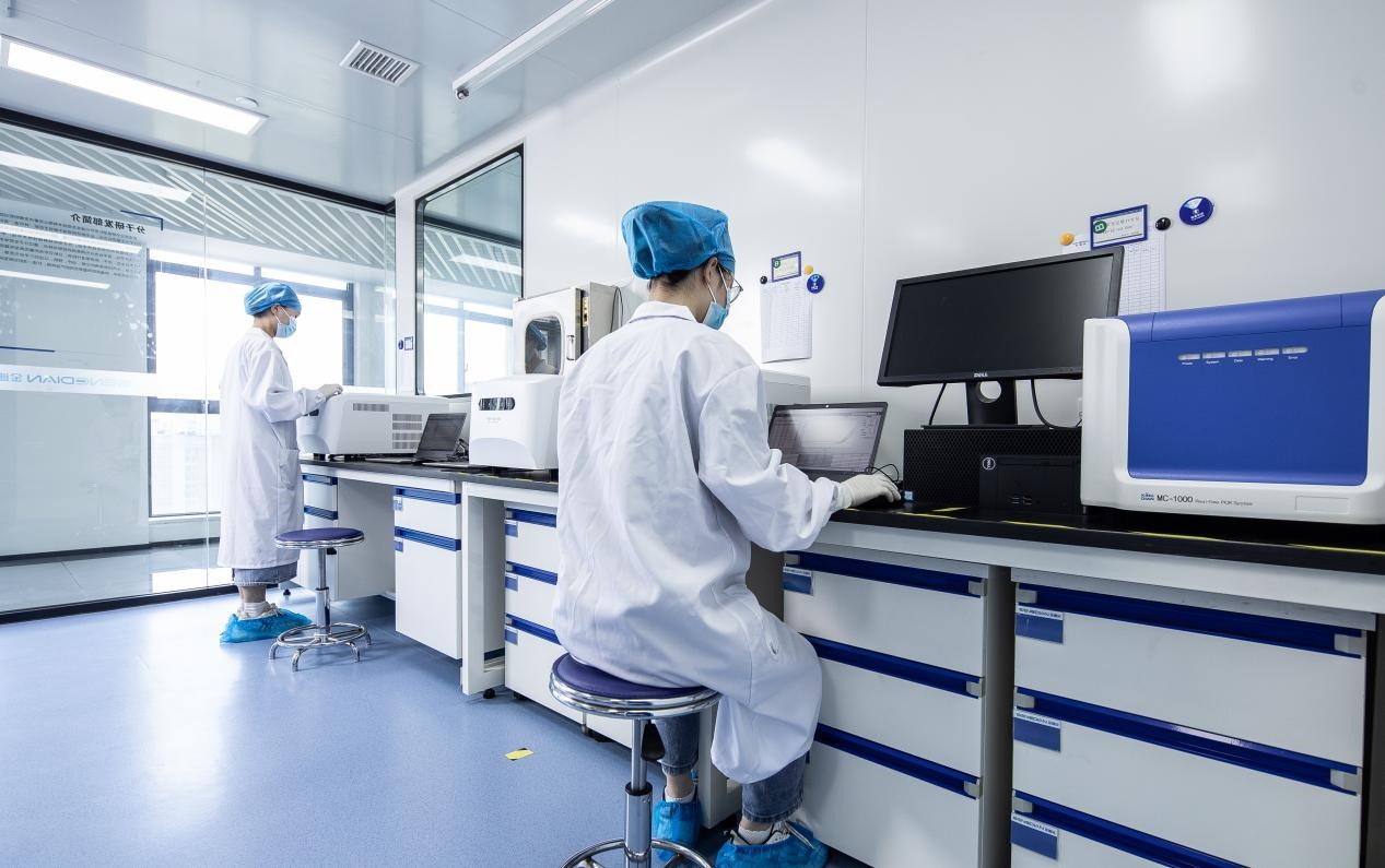 工作中的迪安生物研發人員。迪安診斷供圖