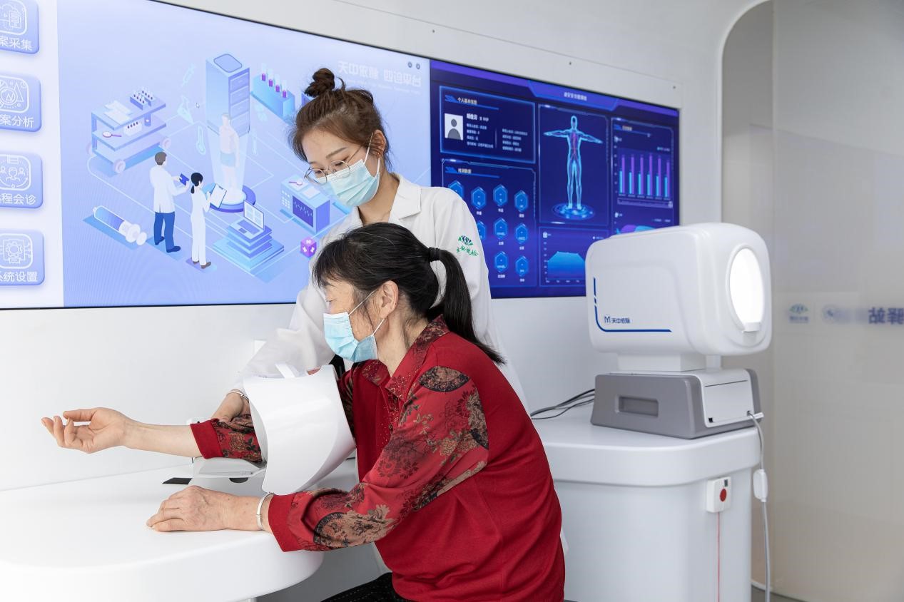 余村村民在智慧健康驛站進行日常健康監測。