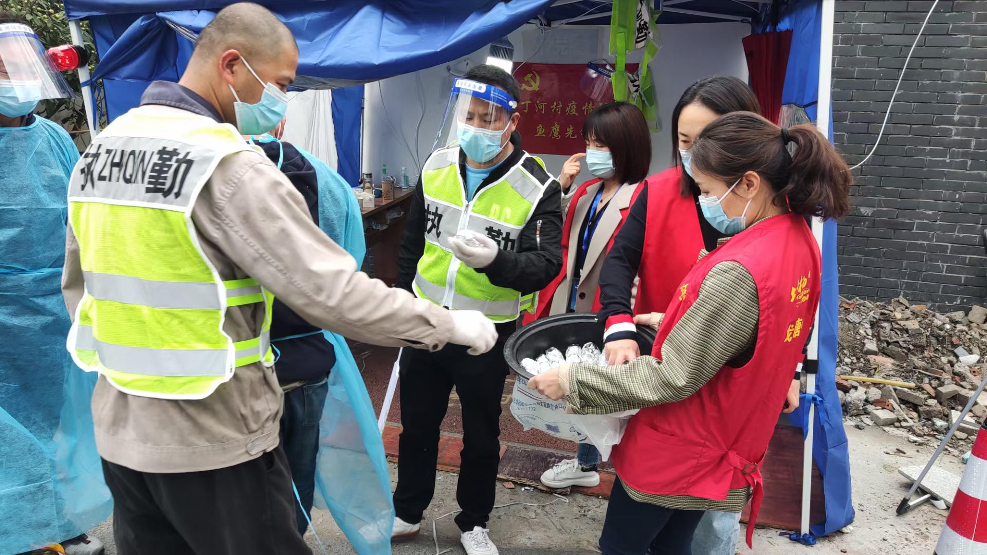 樓道長參與疫情防控工作。塘棲鎮供圖