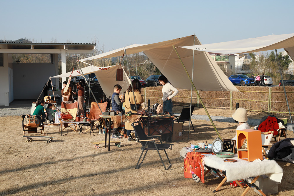近日，湖州市安吉縣孝豐鎮溪南村文化禮堂舉辦了一場新年集市。湖州市文明辦供圖