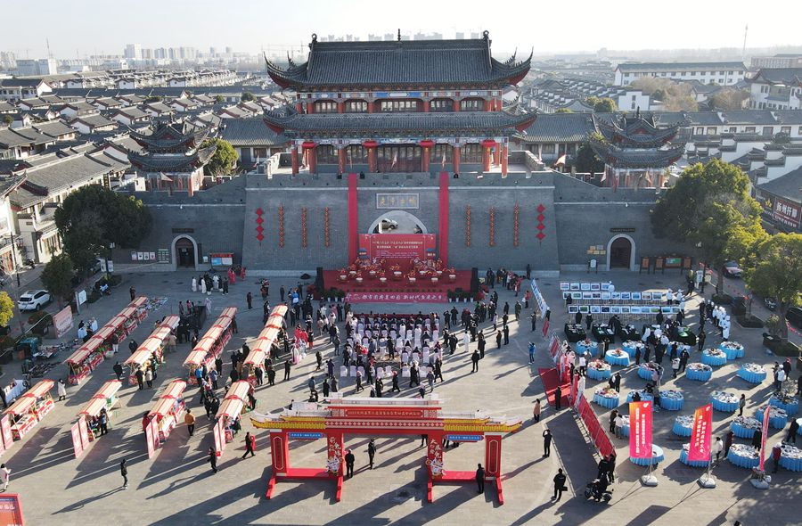 城門掛春聯，金湖沖刺“開門紅”。陳義寶攝