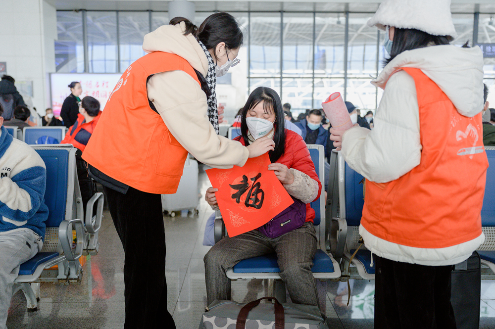 志愿者開展春運志愿服務活動。姚秀敏攝