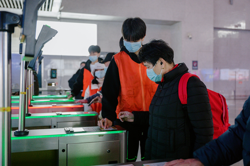 志愿者開展春運志愿服務活動。姚秀敏攝