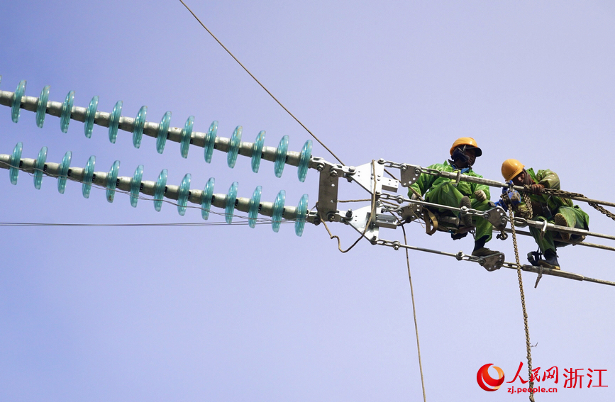 輸電塔上的“蜘蛛人”。人民網 記者郭揚攝