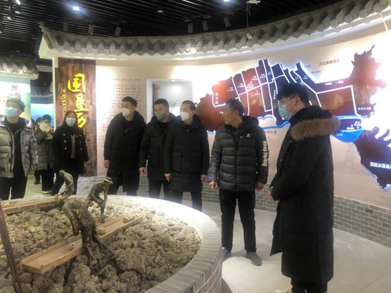 流動黨員們共同參觀海洋圍墾文化館。金清鎮供圖