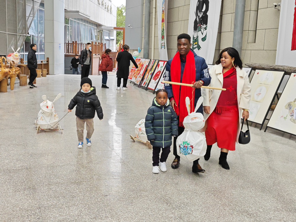 Alex一家體驗傳統民俗活動。文成縣委宣傳部供圖