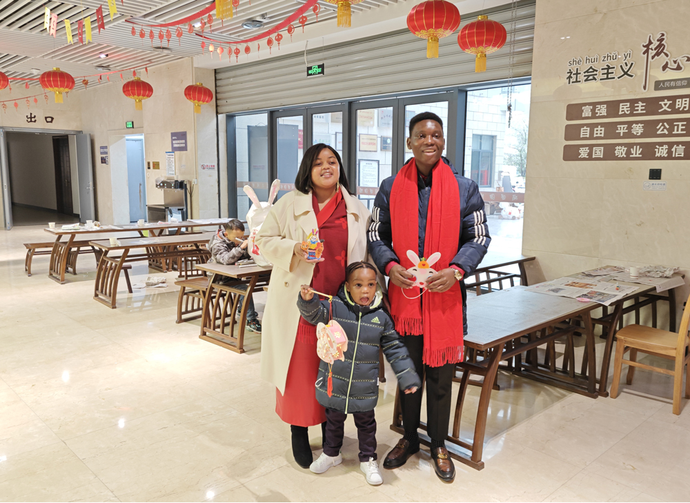 Alex一家體驗傳統民俗活動。文成縣委宣傳部供圖