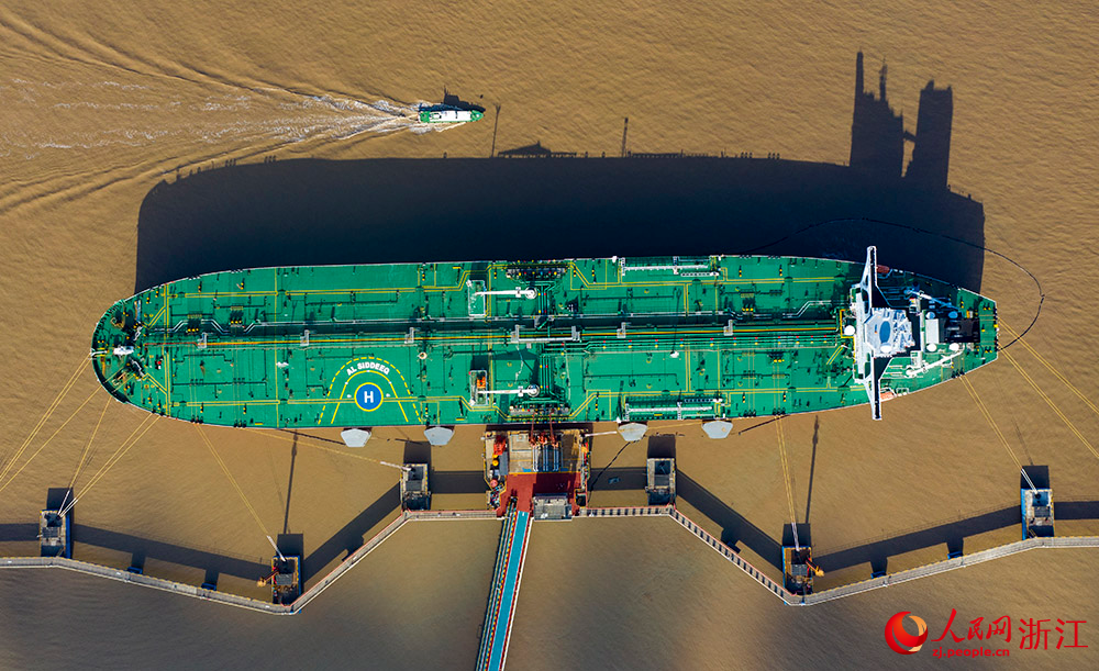 在浙江寧波中國石化鎮海煉化算山碼頭，“海巡07105”輪開展水上巡航檢查，保障原油、電煤等重點物資運輸暢通。人民網 章勇濤攝