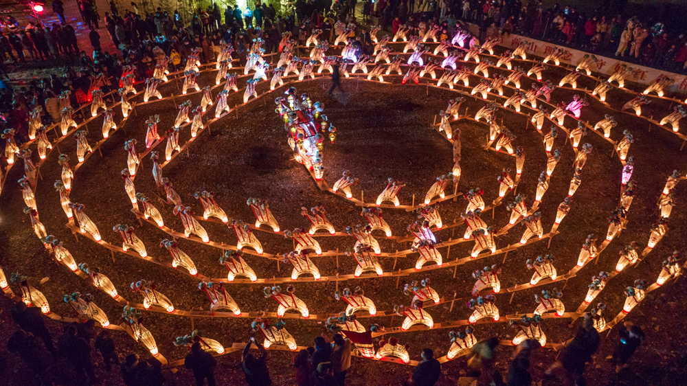金竹溪村鑼鼓喧天，人頭攢動，村民舞起一條360多米長的“板凳龍”，吸引了周邊村民前來觀看。陳月明攝