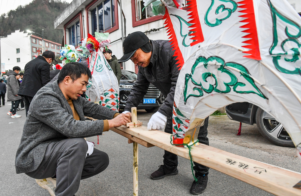 村民制作“板凳龍”。陳月明攝