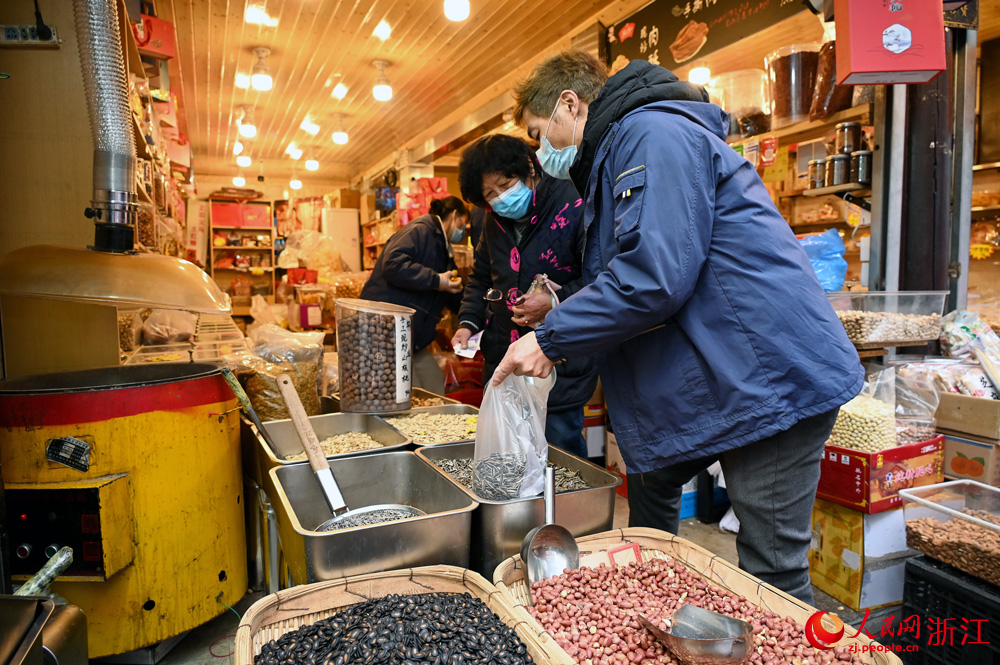市民正在采購炒貨。人民網 葉賓得攝