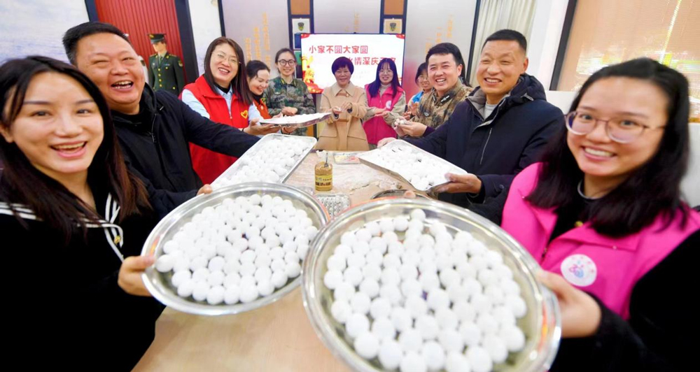 軍人家屬與志愿者一起展示湯圓。王保初攝