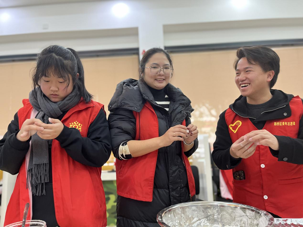 軍人家屬與志愿者一起包湯圓。王保初攝