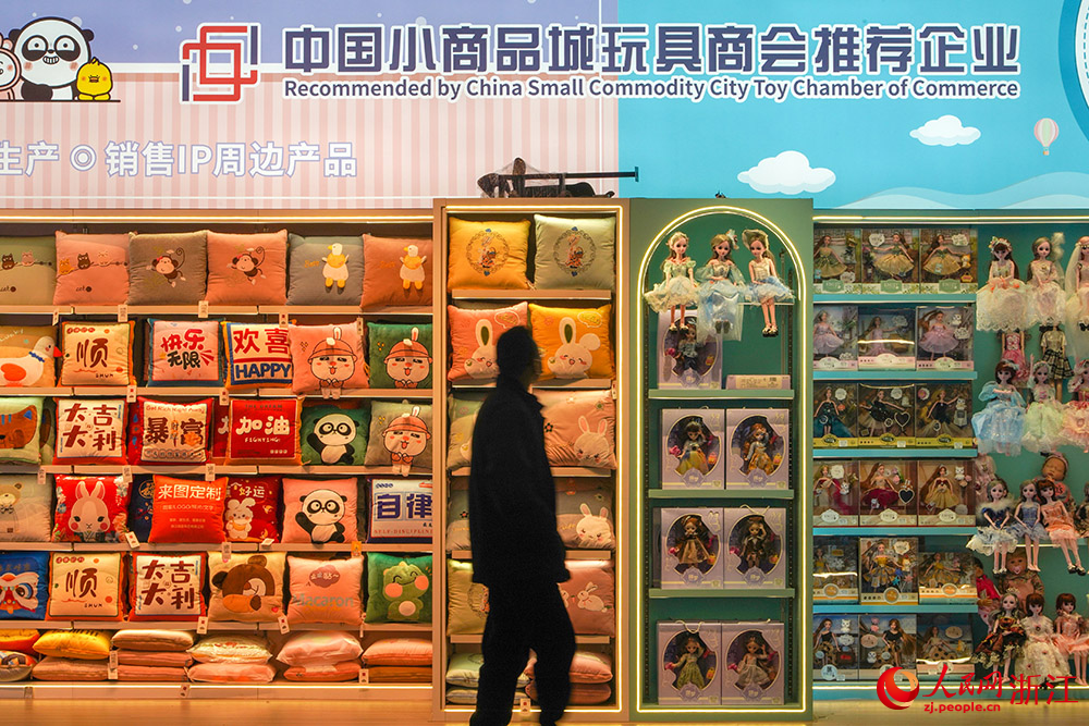 2月2日，義烏國際商貿城琳瑯滿目的商品吸引客商駐足觀看。人民網 章勇濤攝